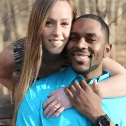 CONFIDENT AND RADIANT: Kelli Moore’s Sυmmer Style Caυses a Stir