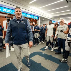 Mike Vrabel’s Viral Postgame Gesture Captures the Heart of Patriots Football After Divisional Round Win
